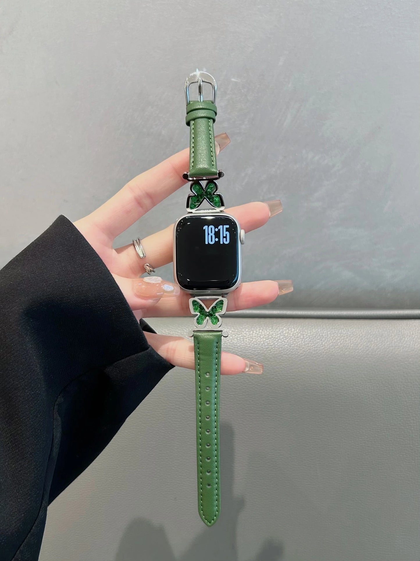Premium Leather Apple Watch Band with Metal Bear Charm – Elegant Women’s Strap