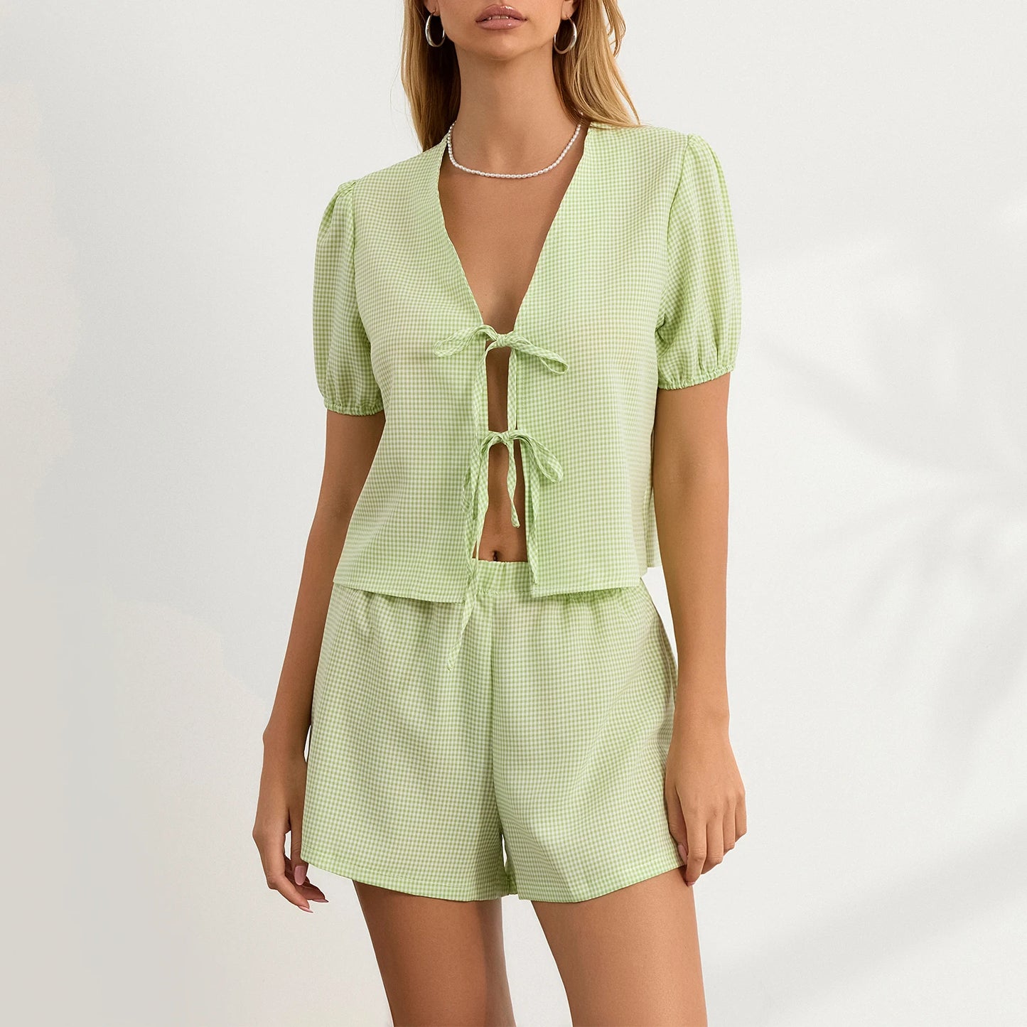 סט שני חלקים לטרנינג קז'ואל - חולצה עם שרוולים נפוחים וקשירה מלפנים ומכנסיים קצרים תואמים