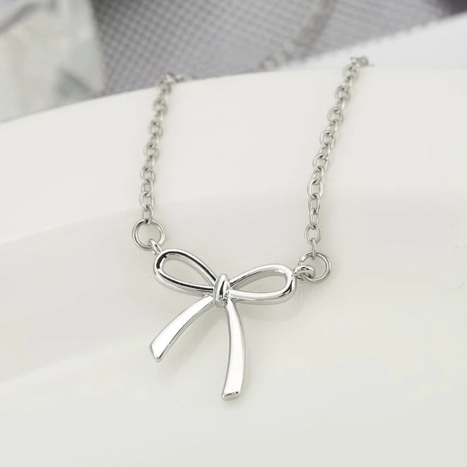 Elegant Bow Pendant Necklace – Gold & Silver Options