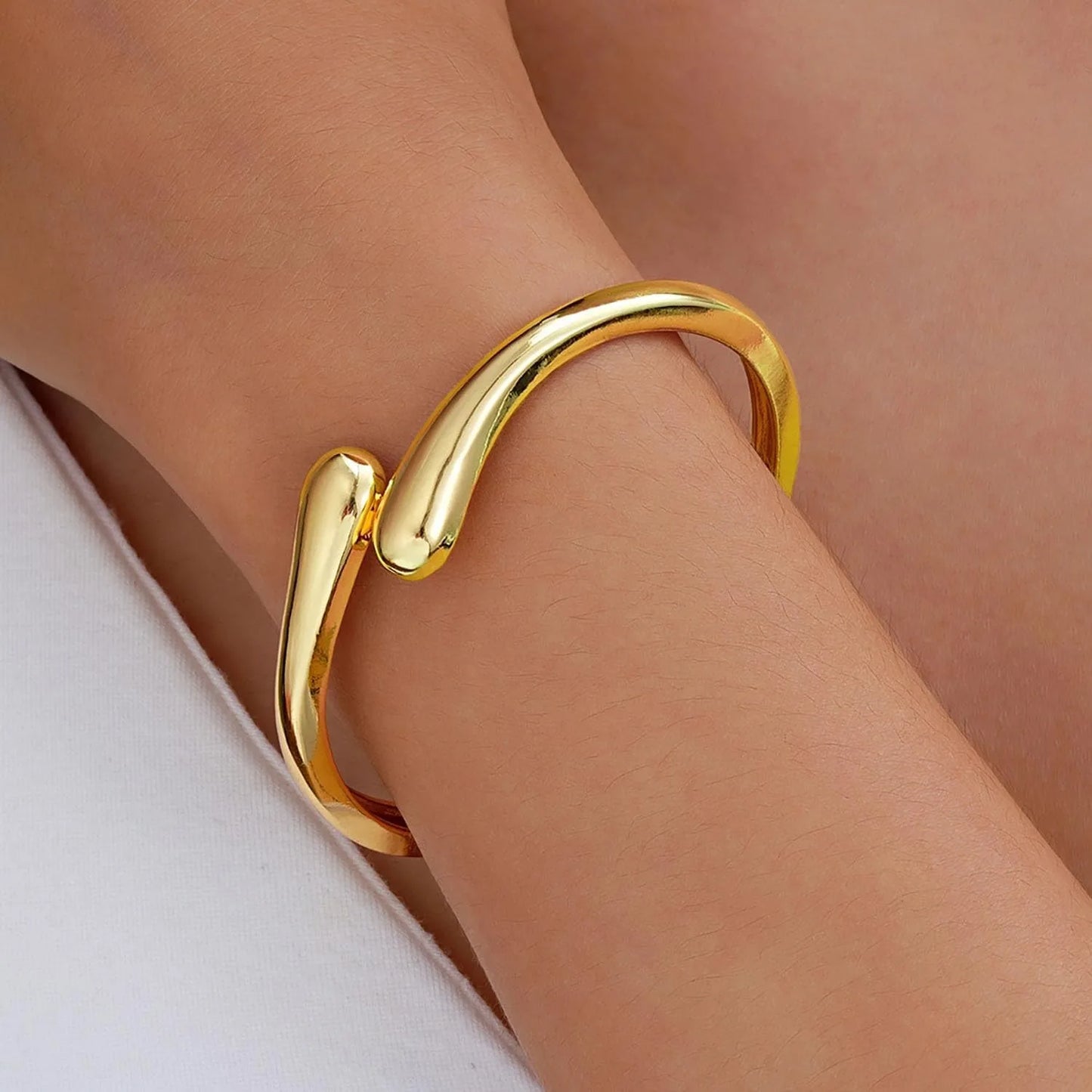 Minimalist Twist Metal Bangle – Gold & Silver