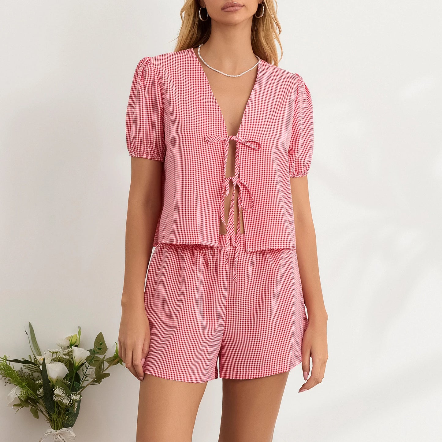 סט שני חלקים לטרנינג קז'ואל - חולצה עם שרוולים נפוחים וקשירה מלפנים ומכנסיים קצרים תואמים