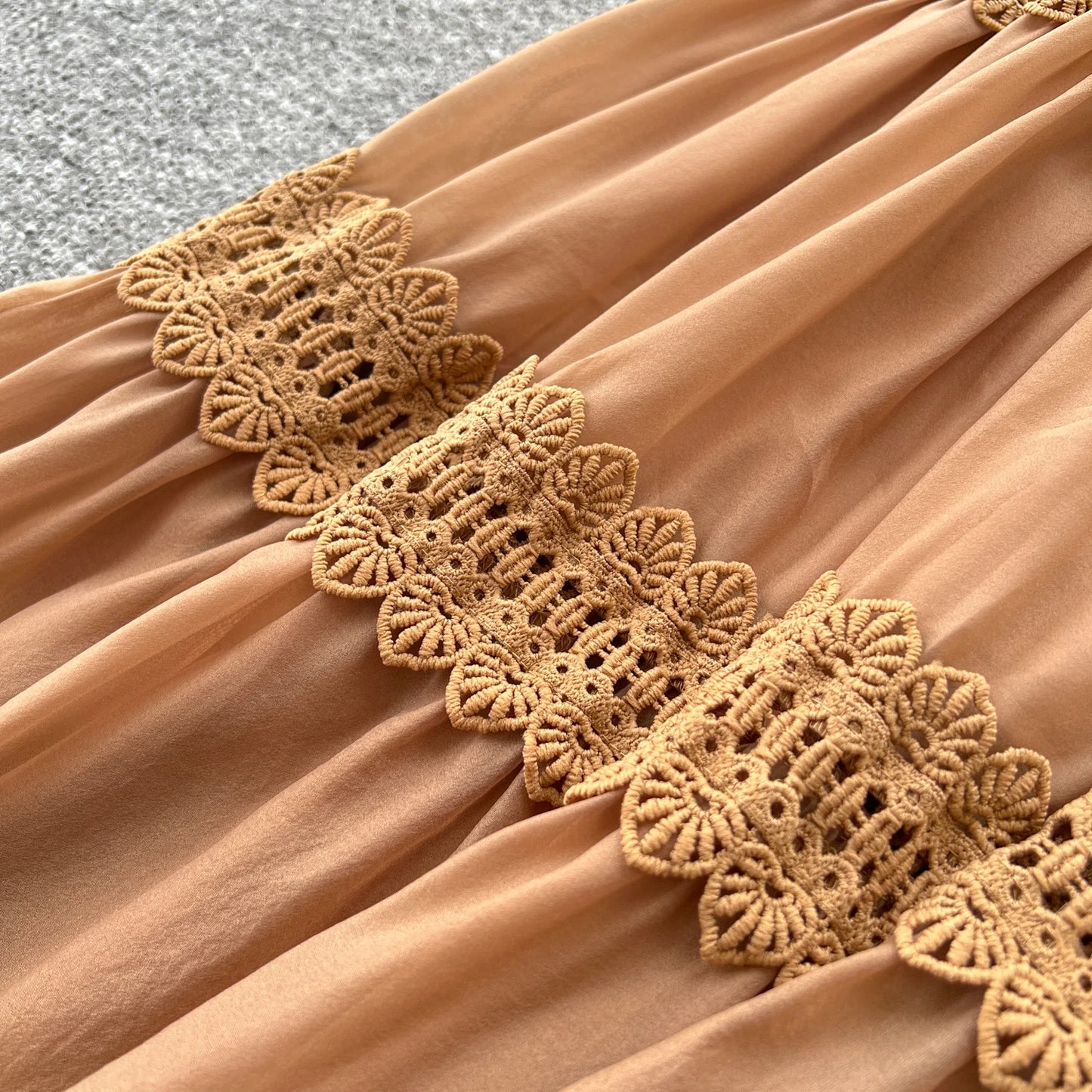 French Vintage Lantern Sleeve Maxi Dress with Lace Details – Elegant Autumn Style
