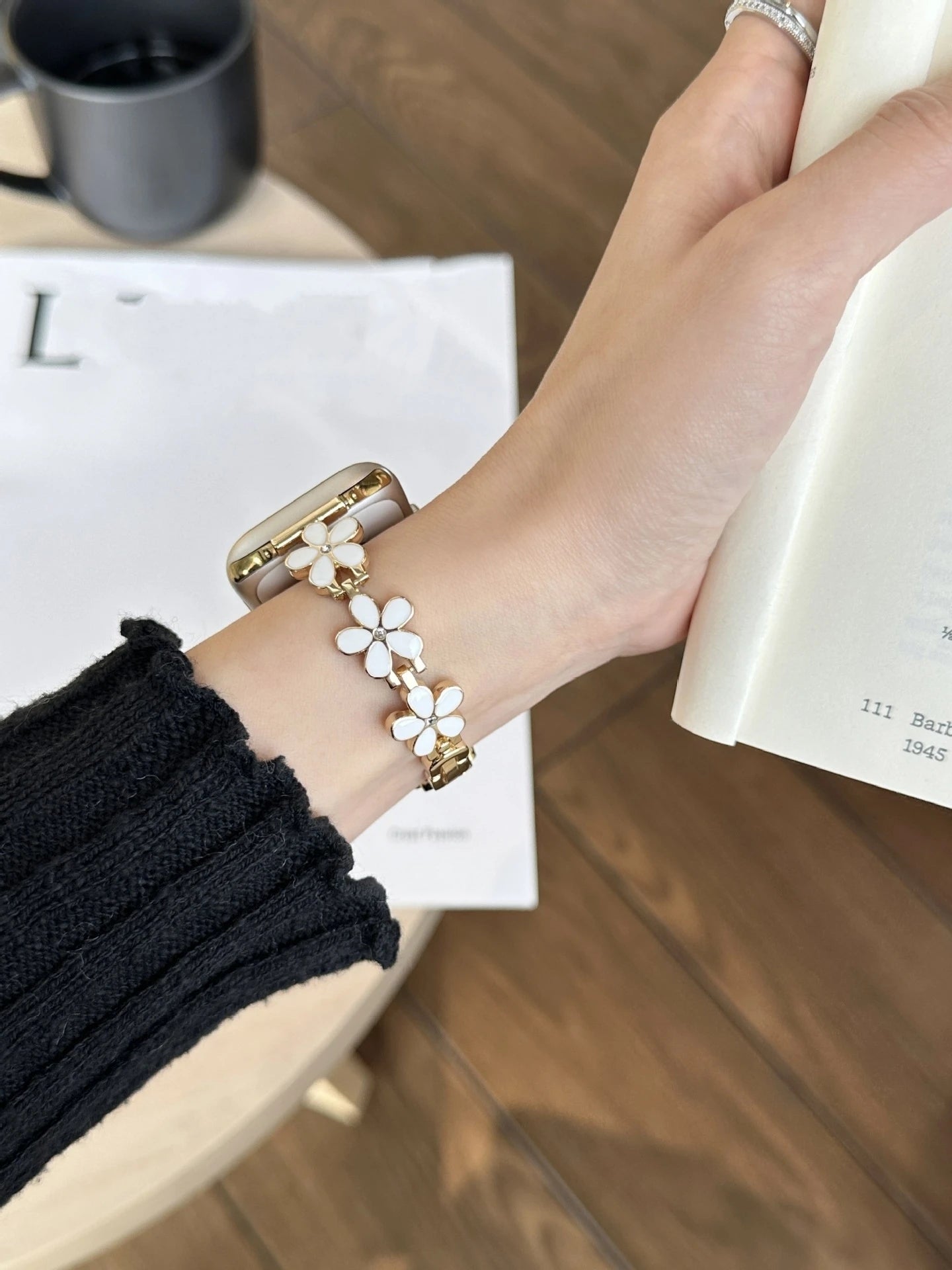 Pearl & Charm Luxury Apple Watch Bracelet Band – Elegant Gold Pendant Strap