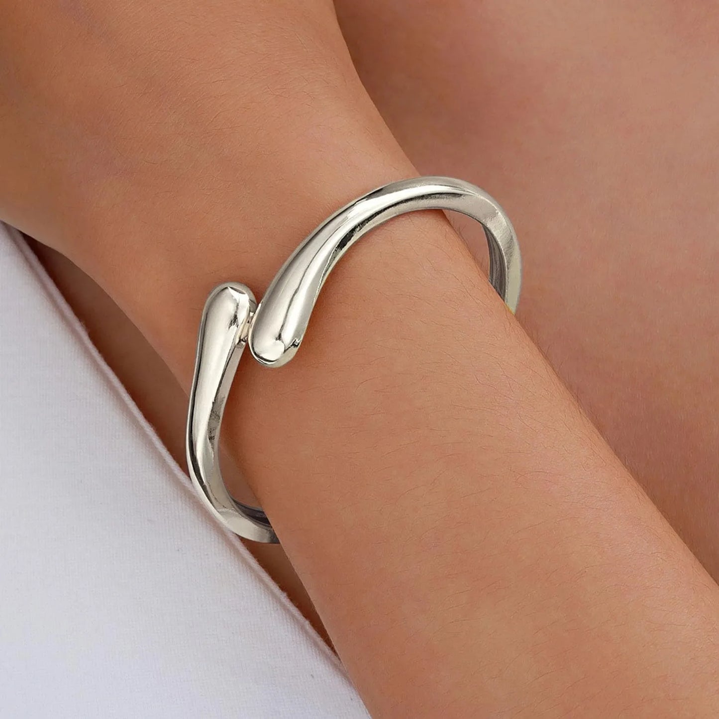 Minimalist Twist Metal Bangle – Gold & Silver