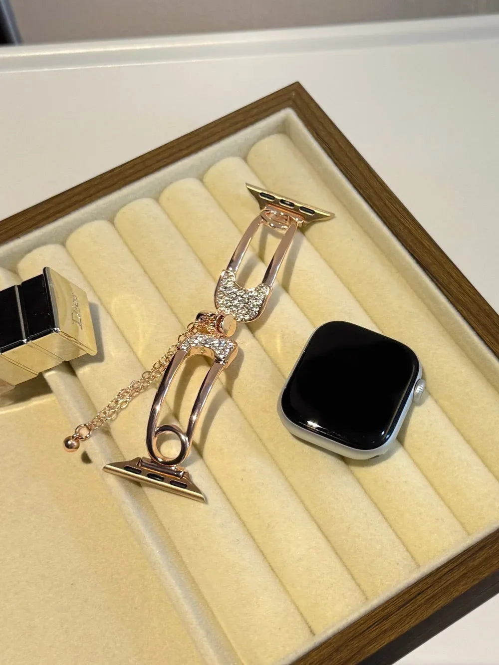 Premium U-Shaped Metal Bracelet for Apple Watch – Elegant Women’s Band