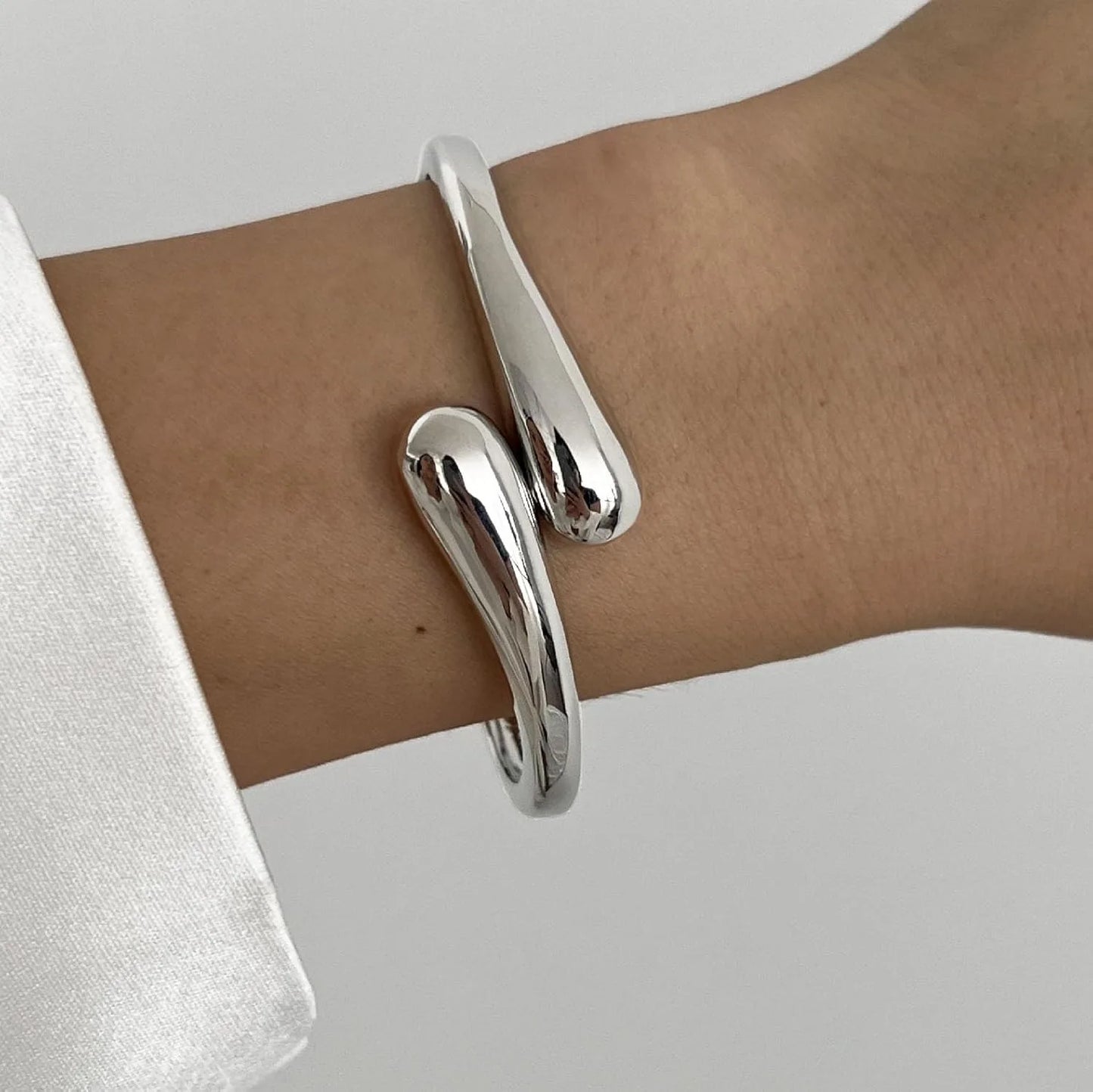 Minimalist Twist Metal Bangle – Gold & Silver